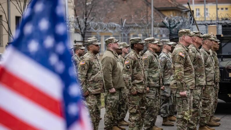 Soldados dos EUA participam de uma cerimônia de inauguração transformando o Grupo de Apoio de Área da Polônia na Guarnição Permanente do Exército dos EUA na Polônia, em Camp Kosciuszko em Poznan, Polônia, em 21 de março de 2023. (Wojtek Radwanski/AFP via Getty Images)
