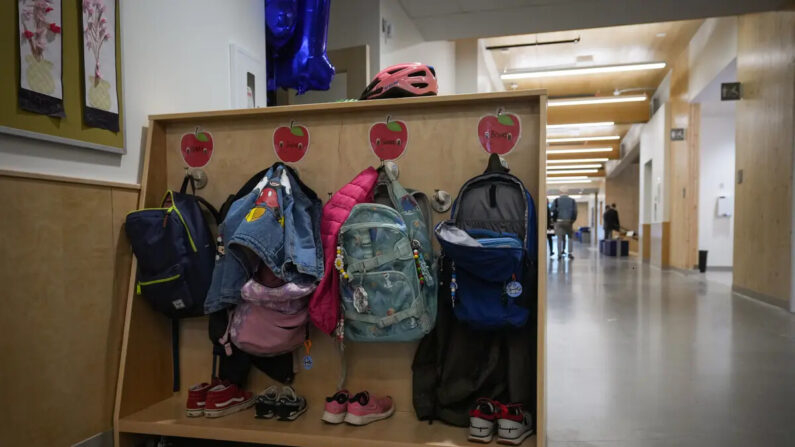 Mochilas, jaquetas e sapatos pertencentes a alunos são vistos do lado de fora de uma sala de aula do ensino fundamental em Vancouver, em 13 de abril de 2023 (Darryl Dyck/The Canadian Press)
