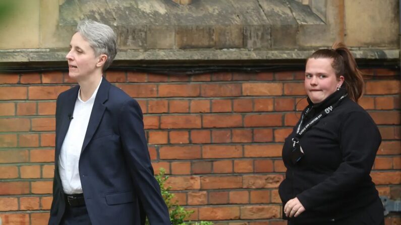 Kathleen Stock parte seguida pela segurança após sua palestra no Oxford Union em Oxford, Inglaterra, em 30 de maio de 2023. (Eddie Keogh/Getty Images)
