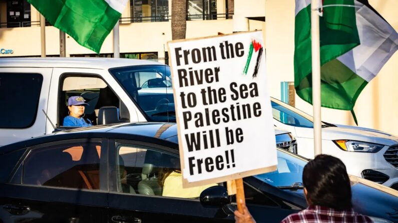 Manifestantes agitam bandeiras palestinas e latino-americanas em apoio aos palestinos e ao Hamas em Los Angeles, Califórnia, em 12 de outubro de 2023. (John Fredricks/The Epoch Times)
