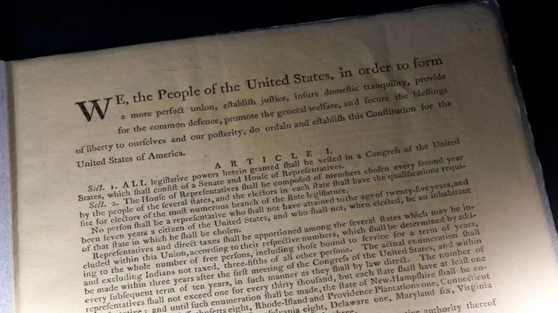 Uma primeira impressão da Constituição dos EUA em exibição na casa de leilões Sotheby’s em Nova York, em 30 de novembro de 2022. (Timothy A. Clary/AFP via Getty Images)
