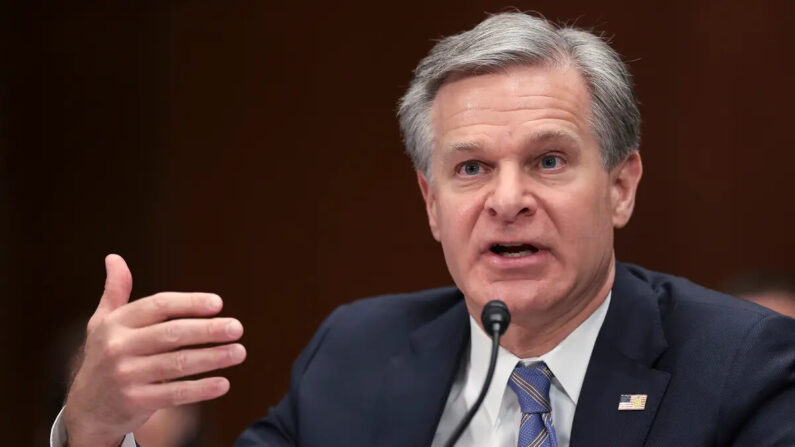 O diretor do FBI, Christopher Wray, testemunha perante o Comitê de Segurança Interna e Assuntos Governamentais do Senado em Washington em 31 de outubro de 2023 (Win McNamee/Getty Images)
