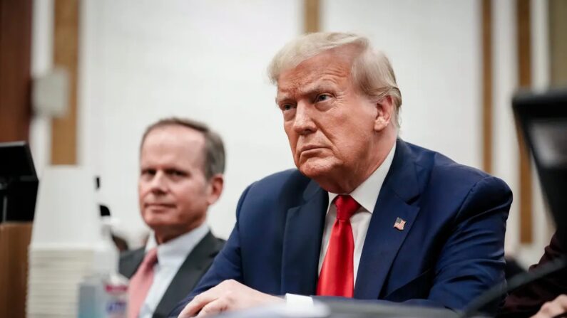 O ex-presidente Donald Trump está no tribunal para seu julgamento por fraude civil na Suprema Corte do Estado de Nova Iorque, na cidade de Nova Iorque, em 17 de outubro de 2023. (Seth Wenig/Pool/Getty Images)