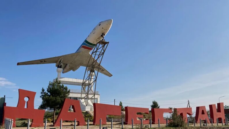 Um avião de passageiros Tupolev Tu-134B é visto no poste ao lado de uma placa que diz “Daguestão” fora do aeroporto de Makhachkala em 30 de outubro de 2023. A polícia russa em 30 de outubro de 2023 disse ter prendido 60 pessoas suspeitas de invadir um aeroporto na república do Daguestão, de maioria muçulmana, no Cáucaso, buscando atacar passageiros judeus vindos de Israel. (STR/AFP via Getty Images)
