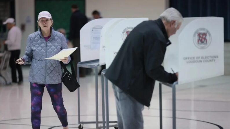 Os eleitores da Virgínia votaram na Newton-Lee Elementary School em 7 de novembro de 2023 em Ashburn, Virgínia. (Win McNamee/Getty Images)
