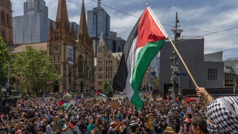 Os manifestantes se reúnem na estação Flinders Street em 23 de novembro de 2023 em Melbourne, Austrália. Organizado pela School Students For Palestine, o apelo à ação nas redes sociais do grupo levou a uma declaração do Ministro federal da Educação, Jason Clare, de que as crianças deveriam estar nas aulas durante o horário escolar. O atual conflito Israel-Hamas continua a causar tensões sociais nas sociedades de todo o mundo, incluindo nas cidades australianas. (Foto de Asanka Ratnayake/Getty Images)
