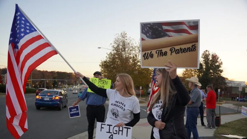 Stacy Langton (esq.), mãe do Condado de Fairfax, protesta contra as políticas pró-transgêneros do distrito escolar do lado de fora da reunião do Conselho Escolar do Condado de Fairfax em Falls Church, Virgínia, em 3 de novembro de 2022. (Terri Wu/The Epoch Times)