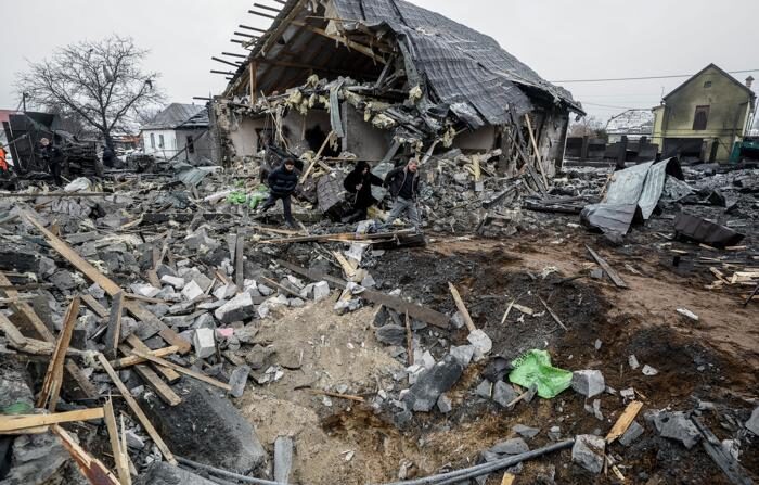 Imagem de arquivo de uma casa danificada por um ataque de mísseis russos em Kiev, Ucrânia (EFE/EPA/Sergey Dolzhenko).