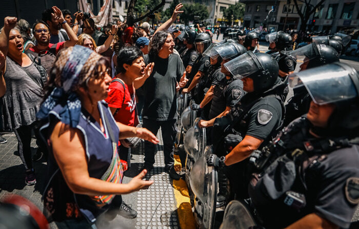 Policiais montam guarda durante uma manifestação contra o governo do presidente argentino Javier Milei em Buenos Aires, Argentina (EFE/Juan Ignacio Roncoroni)