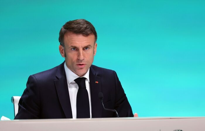 O presidente francês, Emmanuel Macron, fala durante uma conferência de imprensa como parte do terceiro dia da Conferência das Nações Unidas sobre Mudanças Climáticas (COP28) de 2023, na Expo City Dubai, em Dubai, Emirados Árabes Unidos, 2 de dezembro de 2023 (EFE/EPA/ALI HAIDER)