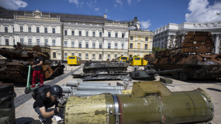 Rússia obriga civis ucranianos de zonas ocupadas a combater ao seu lado, denuncia HRW