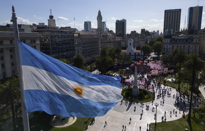 Foto aérea com um drone de cidadãos protestando contra o governo do presidente argentino Javier Milei em Buenos Aires, Argentina (EFE/Isaac Fontana)