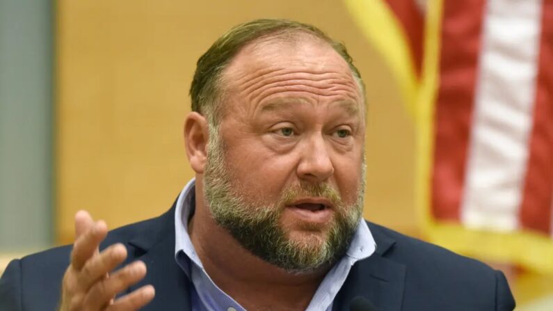 Alex Jones depõe em um julgamento no Tribunal Superior de Connecticut em Waterbury, Connecticut, em 22 de setembro de 2022. (Tyler Sizemore/Hearst Connecticut Media via AP, Pool)