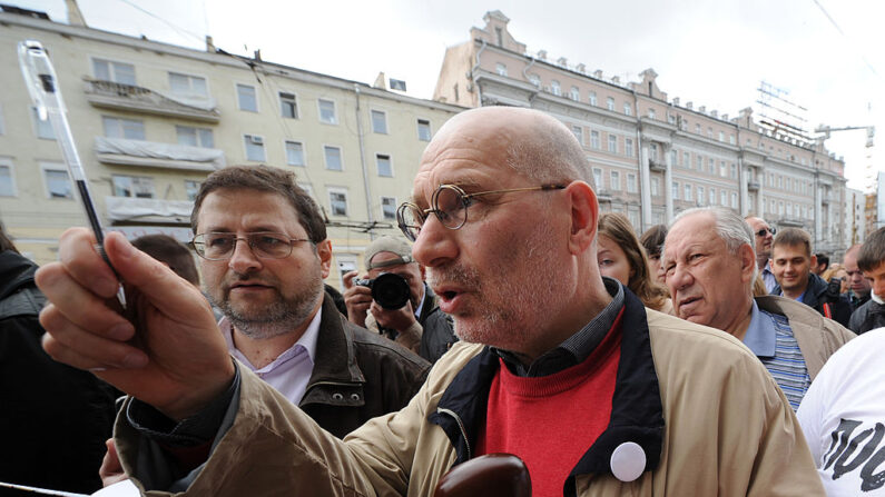 O líder da Liga dos Eleitores e romancista policial Boris Akunin participa de uma manifestação da oposição chamada "Caminhada de controle" no Boulevard Ring, no centro de Moscou, em 13 de maio de 2012. Essa manifestação foi organizada contra a presidência do presidente da Rússia, Vladimir Putin (Foto: KIRILL KUDRYAVTSEV/AFP/GettyImages)