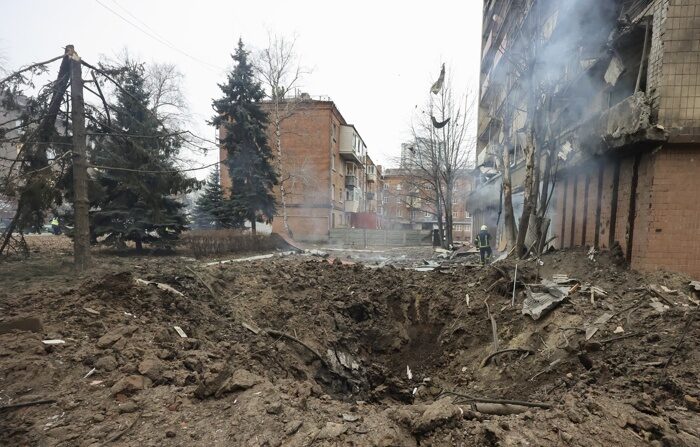 Uma cratera de um ataque noturno em Járkov, na Ucrânia (EFE/EPA/SERGEY KOZLO)