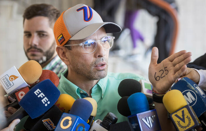 O líder da oposição venezuelana Henrique Capriles foi registrado neste domingo, 3 de dezembro, ao discursar à imprensa, após participar do referendo consultivo do El Essequibo, em Caracas (EFE/Miguel Gutiérrez)