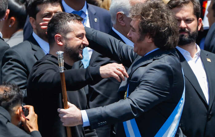 O presidente da Argentina Javier Milei (à direita) cumprimenta o presidente da Ucrânia, Volodymyr Zelensky, no dia 10 de dezembro de 2023, em Buenos Aires (Argentina) (EFE/ Juan Ignácio Roncoroni)