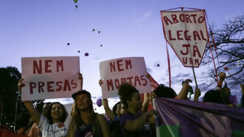 Ativistas pró-aborto (© Fabio Rodrigues Pozzebom/Agência Brasil)