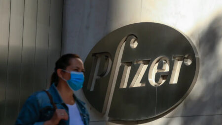 Sequência de DNA na vacina da Pfizer contra a COVID-19 pode gerar novos processos, dizem advogados