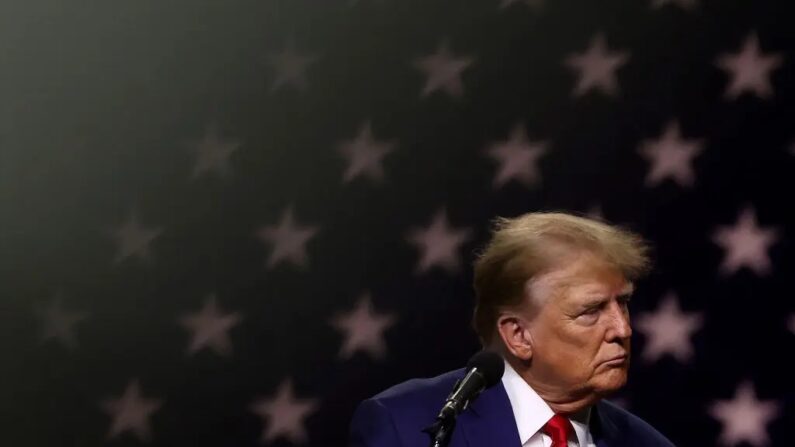 O candidato presidencial republicano, ex-presidente dos EUA, Donald Trump, faz um discurso durante um comício de campanha no Centro de Convenções Reno-Sparks em Reno, Nevada, em 17 de dezembro de 2023. (Justin Sullivan/Getty Images)