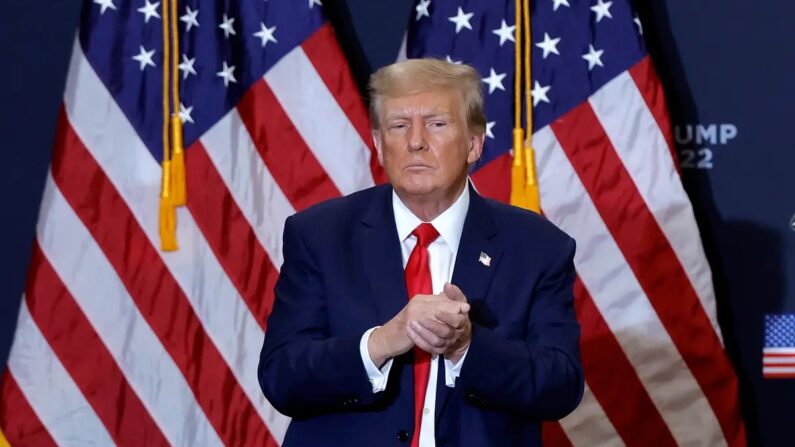 O ex-presidente e candidato à presidência em 2024, Donald Trump, gesticula no final de um evento de campanha em Waterloo, Iowa, em 19 de dezembro de 2023. (Kamil Krzaczynski/AFP via Getty Images)