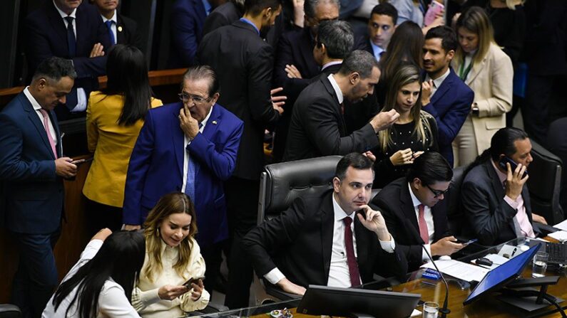 Senadora Daniella Ribeiro, presidente da Comissão de Orçamento, ao lado do presidente do Congresso, Rodrigo Pacheco, e com o relator da LOA, deputado Luiz Carlos Motta, em pé
(Edilson Rodrigues/Agência Senado)