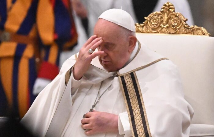 O Papa Francisco preside a celebração das Vésperas, na Solenidade da Conversão de São Paulo, na Basílica de São Paulo Fora dos Muros, em Roma, Itália, em 25 de janeiro de 2024 (EFE/EPA/Maurizio Brambatti)