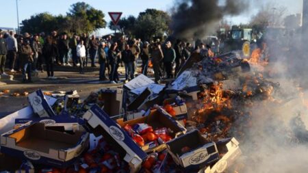 Agricultores iniciam bloqueios ao redor de Paris; Macron reúne gabinete de crise