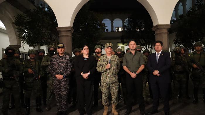  Fotografia fornecida pela Presidência do Equador mostrando o chefe do Comando Conjunto das Forças Armadas do Equador, Jaime Vela (c), durante uma declaração no final do Conselho de Segurança, presidido pelo presidente equatoriano Daniel Noboa, hoje em Quito (EFE/Presidência do Equador).