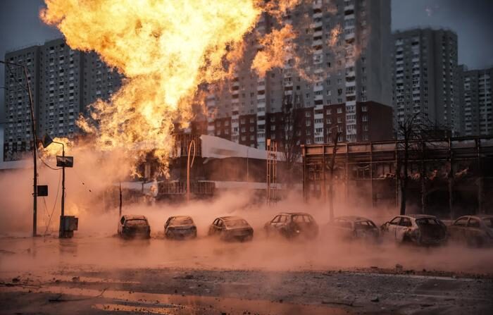 Danos causados pelo ataque russo em Kiev (EFE/EPA/OLEG PETRASYUK)