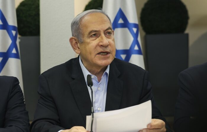 O primeiro-ministro israelense Benjamin Netanyahu fala durante a reunião semanal do gabinete no Ministério da Defesa em Tel Aviv, Israel, 07 de janeiro de 2024. (EFE/EPA/RONEN ZVULUN / POOL)