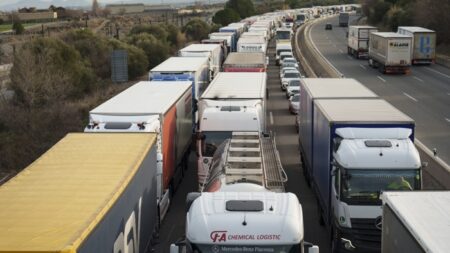 Agricultores portugueses ameaçam bloquear estradas em protesto contra cortes de auxílios