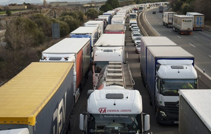 Os protestos dos agricultores franceses se intensificaram e acabaram bloqueando a rodovia AP-7 em La Jonquera (Girona) em ambas as direções e para todos os tipos de veículos (EFE/ David Borrat).