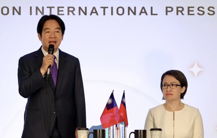 O vice-presidente de Taiwan e candidato à presidência do Partido Democrático Progressista para a eleição de 2024, William Lai (Lai Ching-te) (esquerda) e o candidato à vice-presidência Hsiao Bi-khim (direita), falam durante uma coletiva de imprensa em Taipei, Taiwan, em 9 de janeiro de 2024. A eleição presidencial de Taiwan está programada para 13 de janeiro de 2024. (EFE/EPA/RITCHIE B. TONGO)