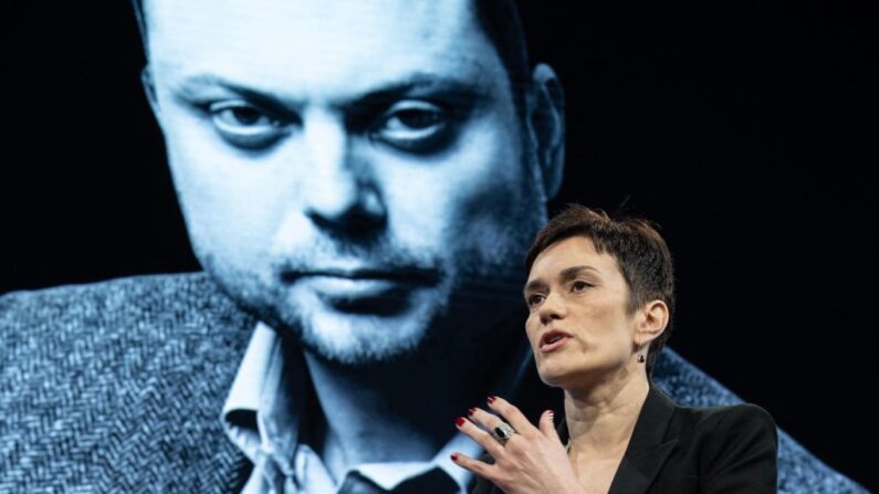 Evgenia Kara-Murza, esposa do ativista político preso na Rússia, Vladimir Kara-Murza, fala durante uma discussão no Washington Post em Washington, DC, em 17 de abril de 2023 (Foto de ANDREW CABALLERO-REYNOLDS/AFP via Getty Images)