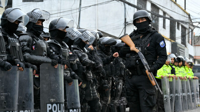 Forças policiais, apoiadas pelo Exército, preparam-se para realizar uma operação de segurança após incidentes na prisão El Inca, em Quito, em 8 de janeiro de 2024. (Foto de RODRIGO BUENDIA/AFP via Getty Images)