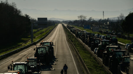 Agricultores franceses aderem aos protestos iniciados por colegas de outros países europeus