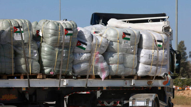 Um caminhão egípcio transportando ajuda humanitária internacional passa por verificações de segurança no lado israelense da passagem de fronteira Kerem Shalom antes de entrar no sul da Faixa de Gaza, em 22 de janeiro de 2024 (Foto de MENAHEM KAHANA/AFP via Getty Images)