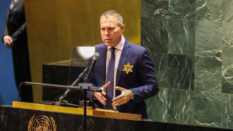 O embaixador de Israel na ONU, Gilad Erdan, fala durante uma cerimônia em comemoração ao Dia Internacional da Lembrança do Holocausto na sede da ONU em Nova York, em 26 de janeiro de 2024 (Foto: CHARLY TRIBALLEAU/AFP via Getty Images)