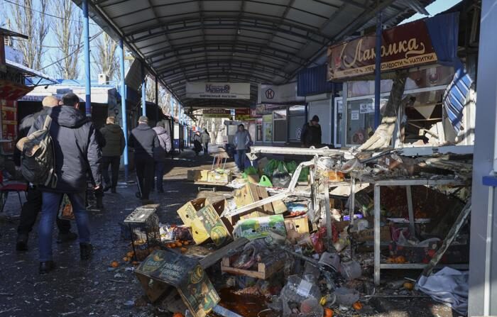 Imagem do mercado de Donetsk após ser atacado no domingo (EFE/EPA/ALESSANDRO GUERRA)