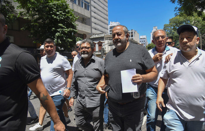 Os sindicalistas Hector Daer (2-E), do sindicato da saúde, e Gerardo Martinez (2-D), do sindicato da construção UOCRA, participam de um protesto convocado pela Confederação Geral do Trabalho em Buenos Aires (Argentina) hoje (EFE/ Enrique Garcia Medina).