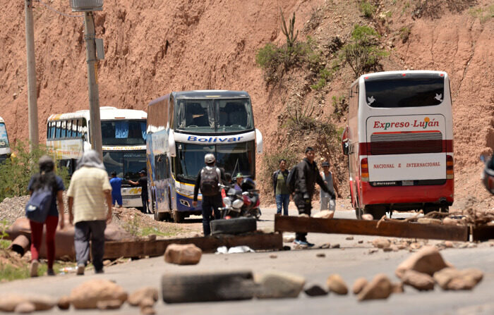 Foto de um bloqueio durante um protesto que pede a renúncia dos principais juízes do país, que prorrogaram seus mandatos após o adiamento das eleições judiciais, hoje em Cochabamba, Bolívia (EFE/ Jorge Abrego).