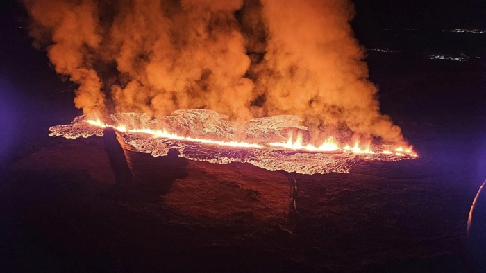 Foto distribuída pela Defesa Civil da Islândia da erupção vulcânica perto de Grindavik, na península de Reykjanes, vista de um helicóptero da Guarda Costeira (EFE/Defesa Civil da Islândia).