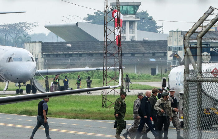 O ministro da Defesa do Equador, Gian Carlo Loffredo Rendon (3-d), chega à cidade de Guayaquil (Equador). Uma forte presença de segurança com numerosos policiais e militares foi montada na sexta-feira em torno da base aérea Simón Bolívar em Guayaquil (Equador) para receber o avião no qual os parentes do traficante de drogas equatoriano José Adolfo Macías Villamar "Fito", líder da gangue criminosa "Los Choneros", foram deportados da Argentina. (EFE/Jonathan Miranda)