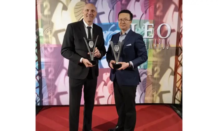O compositor Daryl Bennett (à esq.) e o diretor Raymond Zhang recebem o Prêmio Leo de 2023 pelo documentário "State Organs" em Vancouver, BC, em 9 de julho de 2023. (Cortesia de Rooyee Films)