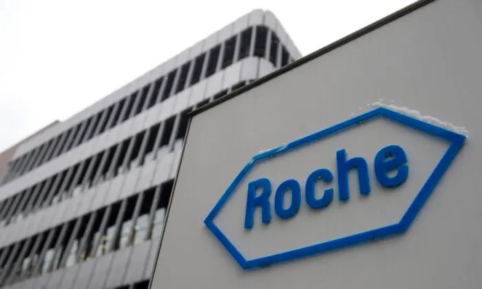 O logotipo da gigante farmacêutica suíça Roche é visto em Basileia em uma fotografia de arquivo. (Sebastien Bozon/AFP via Getty Images)
