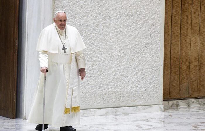 Papa Francisco chegando para sua audiência geral na quarta-feira (EFE/EPA/ANGELO CARCONI)