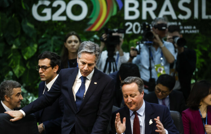 O secretário de Estado dos EUA, Antony Blinken (à esq.), e o ministro das Relações Exteriores do Reino Unido, David Cameron, participam da abertura da reunião dos ministros das Relações Exteriores do G20 no Rio de Janeiro na quarta-feira (EFE/ Antonio Lacerda).
