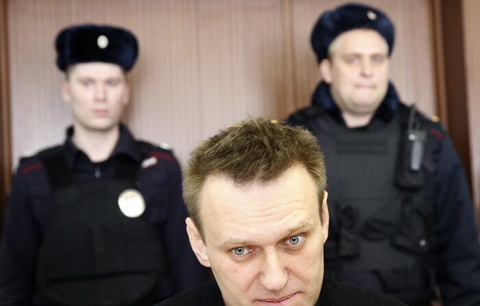 O líder da oposição russa Alexei Navalny participa de uma audiência no Tribunal da Cidade de Moscou, em Moscou, Rússia, em 30 de março de 2017 (reeditado em 16 de fevereiro de 2024) (EFE/EPA/SERGEI ILNITSKY)
