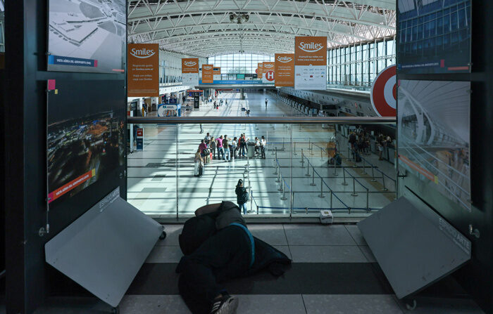 Foto mostrando uma seção do Aeroporto Internacional de Ezeiza com poucos passageiros devido a um dia de greve na quarta-feira, em Buenos Aires (EFE/ Luciano González)